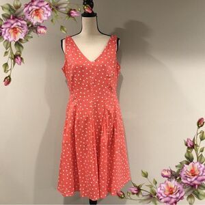 ‎Sleeveless v-neck dot print dress